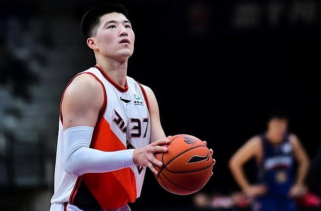 体育风云：辽宁男篮取得联赛胜利