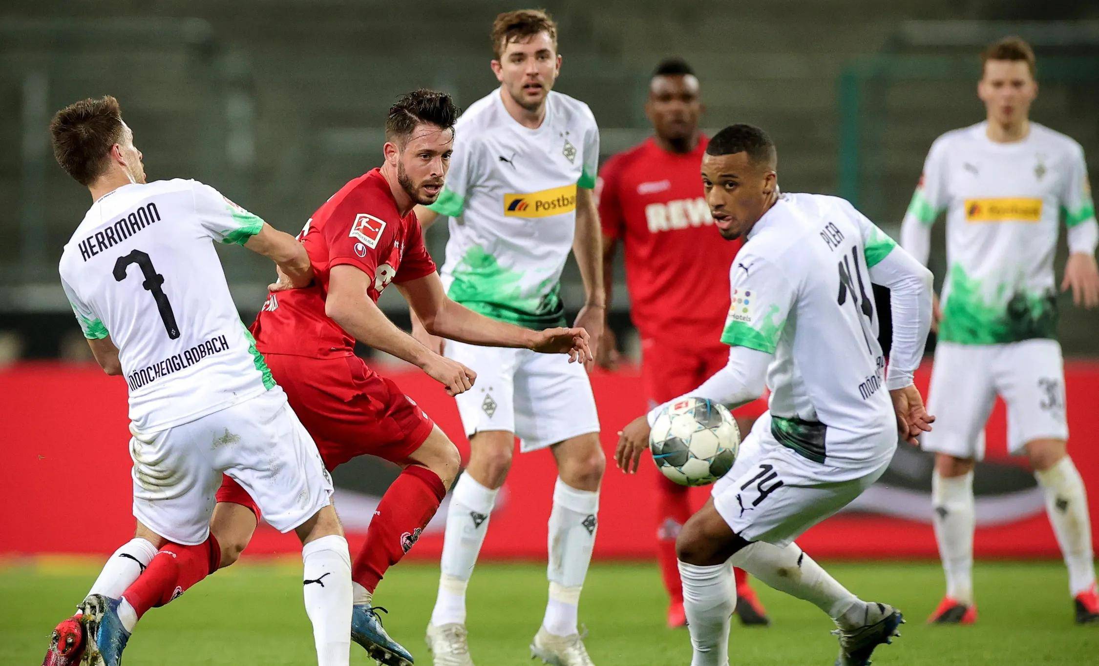 关于阿贾克斯队在最新的欧洲联赛中跻身前列的信息 关于阿贾克斯队在最新的欧洲联赛中跻身前列的信息