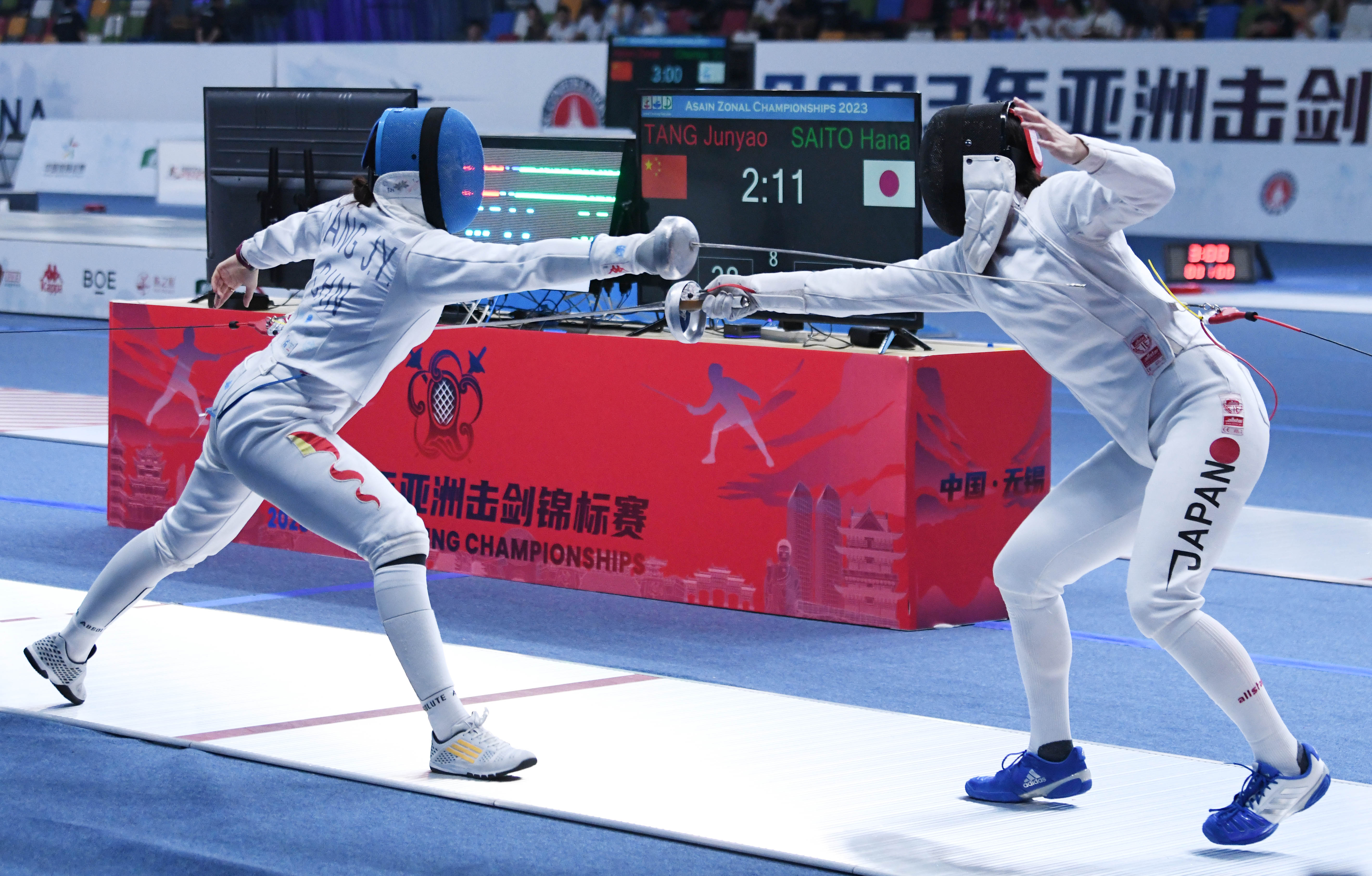 精湛技艺击剑选手运用华丽剑术取胜