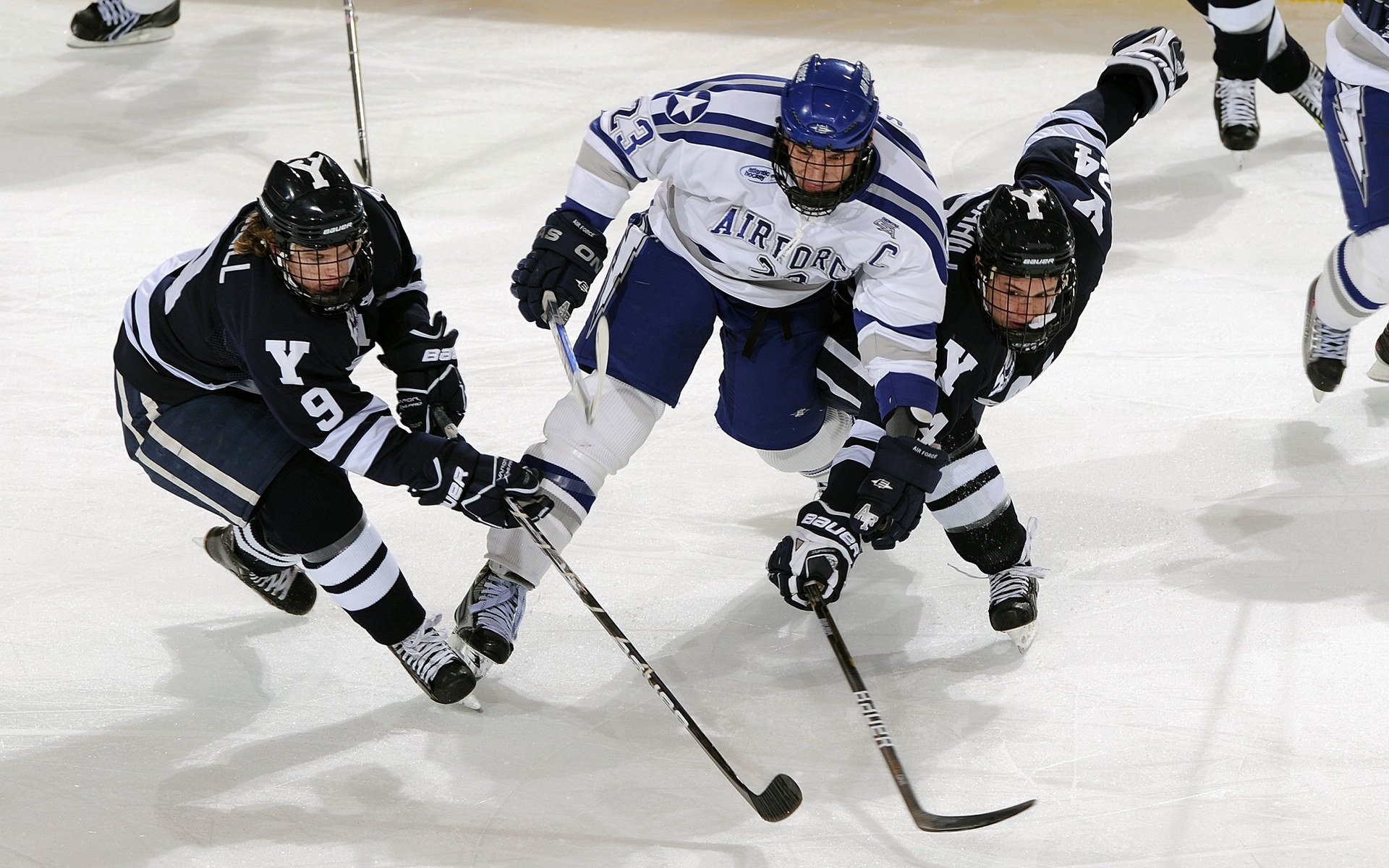 那不勒斯生死战逆袭勒沃库森，凯恩高光表现改写欧冠命运