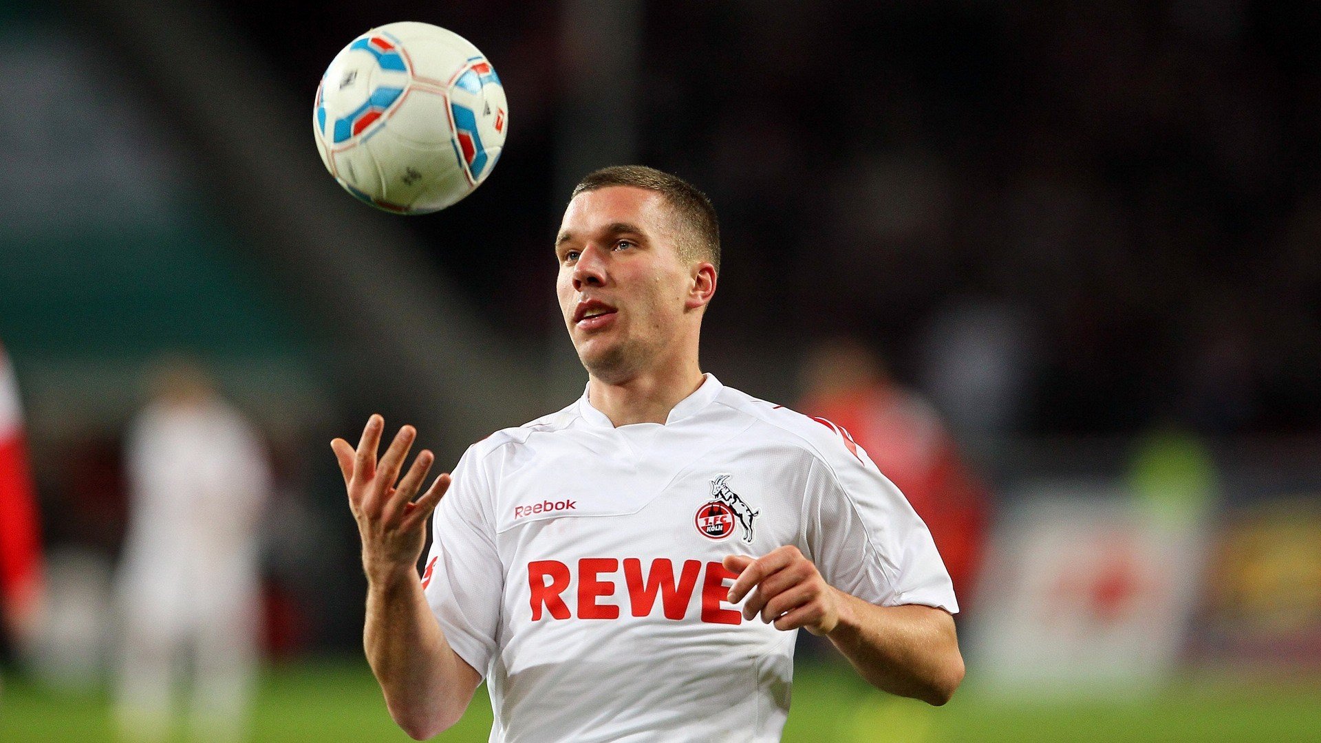 绿茵场上的鏖战，乒乓台前的担当，英格兰与波兰的足球对决，樊振东的团队精神启示